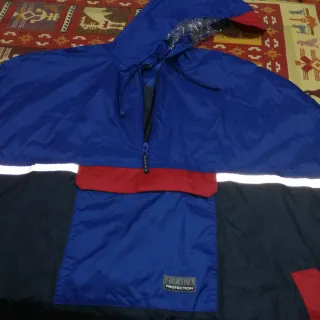 Chubasquero impermeable azul y rojo