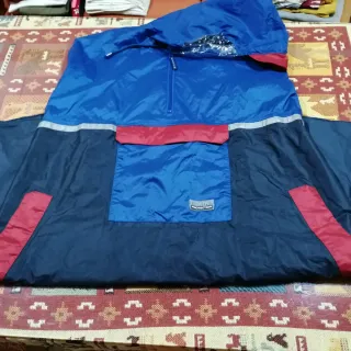 Chubasquero impermeable azul y rojo