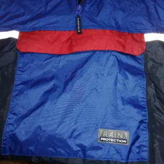 Chubasquero impermeable azul y rojo