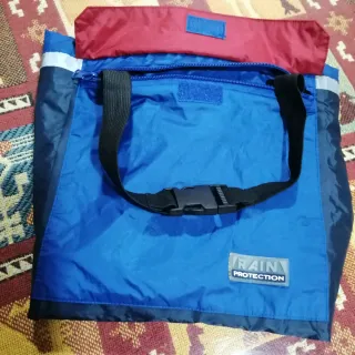 Chubasquero impermeable azul y rojo