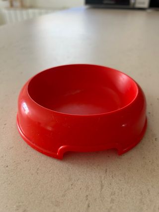 Comedero de plástico rojo