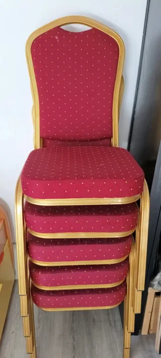 Sillas tipo banquete doradas y rojas