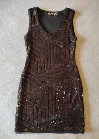 Vestido de fiesta negro con lentejuelas.