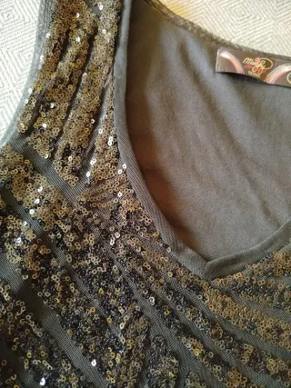 Vestido de fiesta negro con lentejuelas.