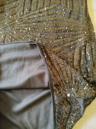 Vestido de fiesta negro con lentejuelas.
