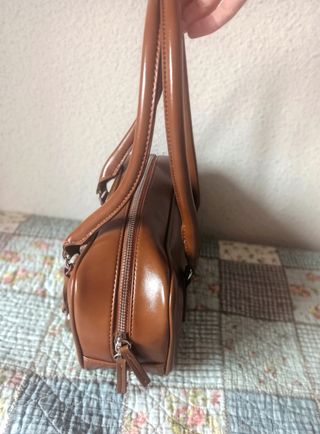 Bolso marrón camel bershka bowling