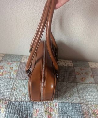 Bolso marrón camel bershka bowling