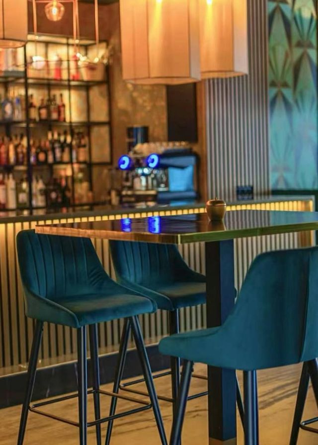 Sgabelli da bar e tavoli