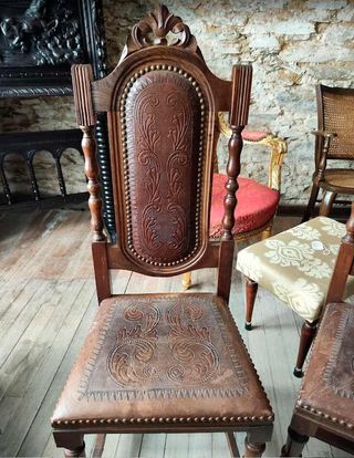 Sillas antiguas madera y cuero en Galicia