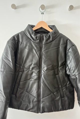 Chaqueta negra de cuero sintético