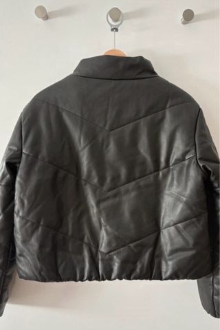 Chaqueta negra de cuero sintético