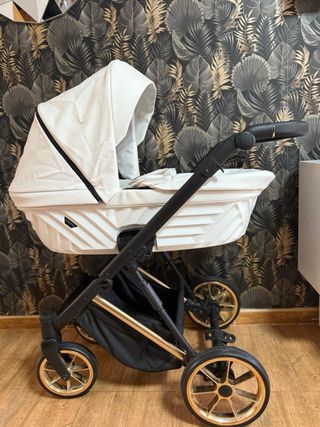 Carrito de bebé blanco y dorado