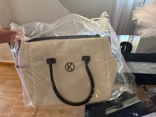 Carrito de bebé blanco y dorado