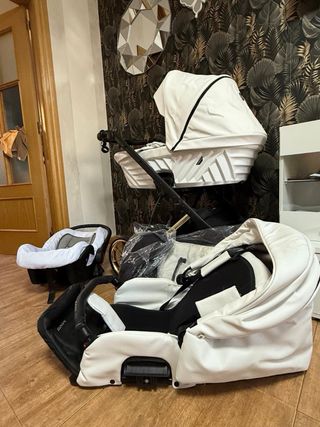 Carrito de bebé blanco y dorado