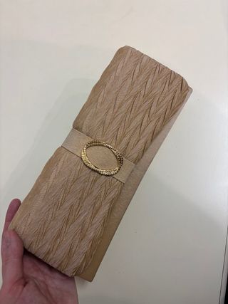 Bolso de fiesta dorado con pedrería