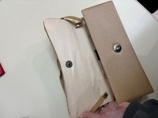 Bolso de fiesta dorado con pedrería