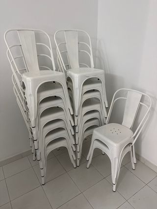Silla de metal blanca