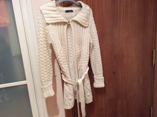 Chaquetón crudo de punto con cinturón