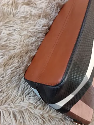 Bolso de hombro marrón y multicolor