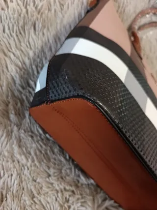 Bolso de hombro marrón y multicolor