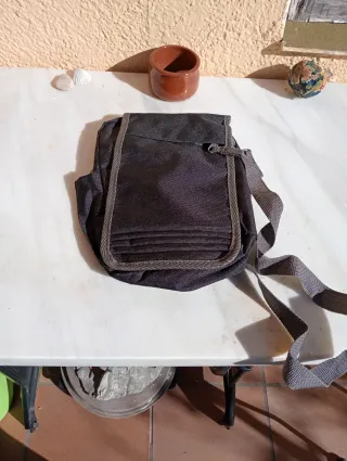 Mochila bandolera negra y gris