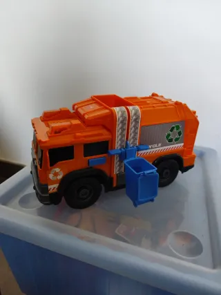 Camión de reciclaje naranja con contenedor
