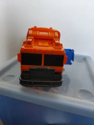 Camión de reciclaje naranja con contenedor