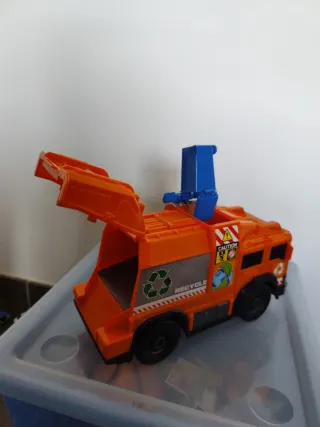 Camión de reciclaje naranja con contenedor