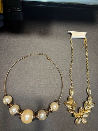 Juego 2 collares bisutería dorados y perlas