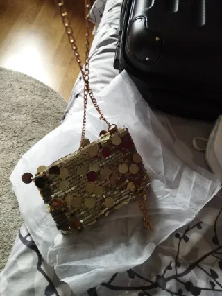 Bolso de fiesta dorado con lentejuelas