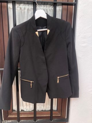 Chaqueta negra mujer con cremalleras doradas