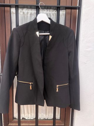 Chaqueta negra mujer con cremalleras doradas