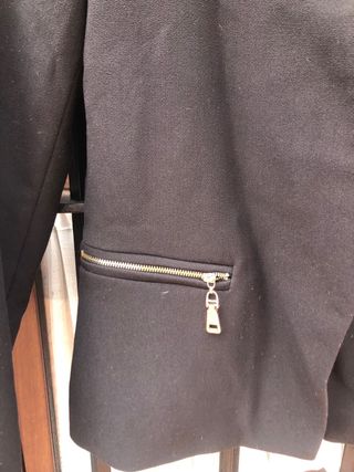 Chaqueta negra mujer con cremalleras doradas