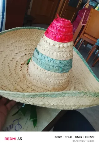Sombrero de paja tejido