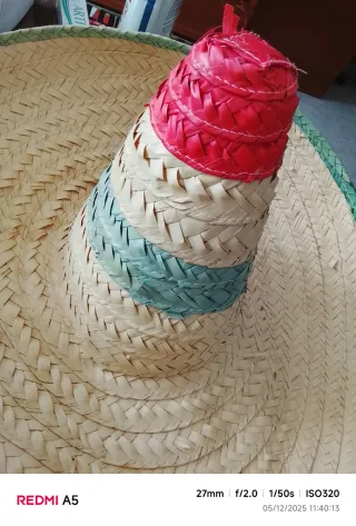 Sombrero de paja tejido
