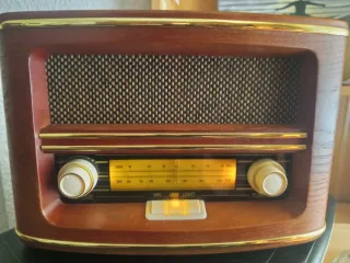 Radio acabado en madera