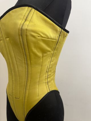 Body Corsé Amarillo con Ribete Negro