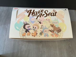 Caja expositora Labubu Have a Seat