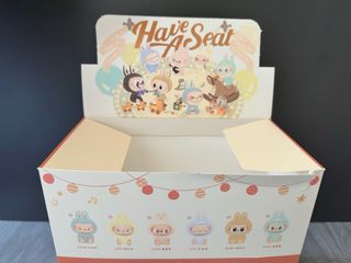 Caja expositora Labubu Have a Seat