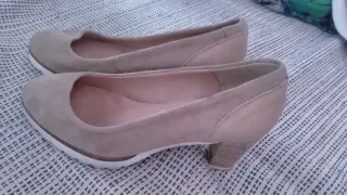 Zapatos de tacón beige mujer