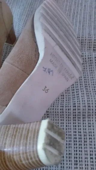 Zapatos de tacón beige mujer