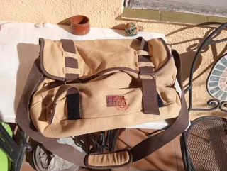 Mochila bandolera beige y marrón