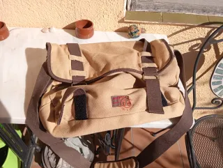 Mochila bandolera beige y marrón