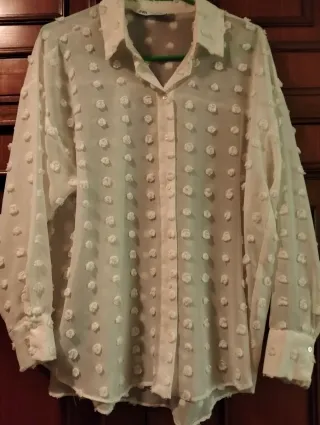 Camisa ZARA blanca topos