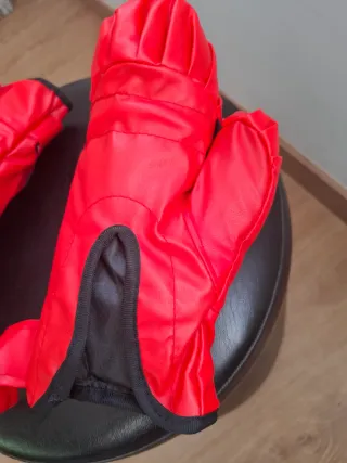 Guantes de boxeo rojos sin usar