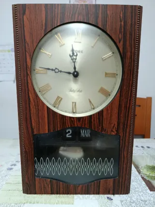 Reloj de pared Impex con calendario