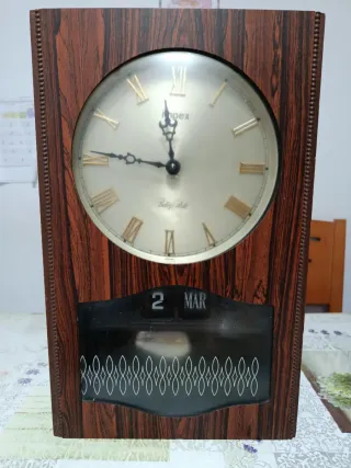 Reloj de pared Impex con calendario