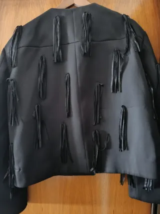 Chaqueta H&M EDITION negra flecos Talla M
