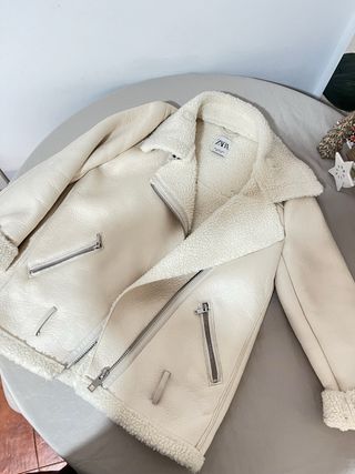 Chaqueta Zara doble faz borreguito beige