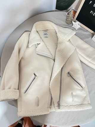 Chaqueta Zara doble faz borreguito beige